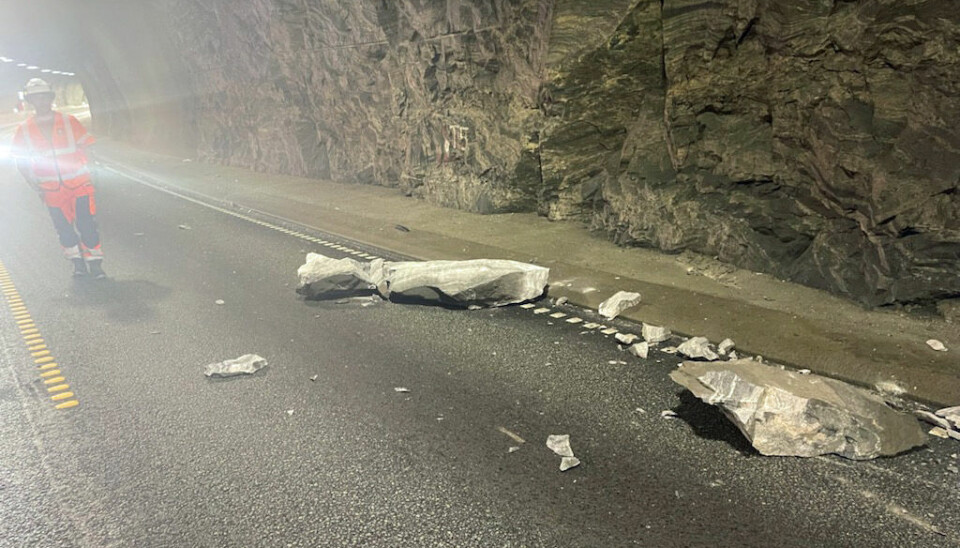 SMADRET: En bil ble totalvrak da en stein falt ned i Trodaltunnelen på E39 torsdag.