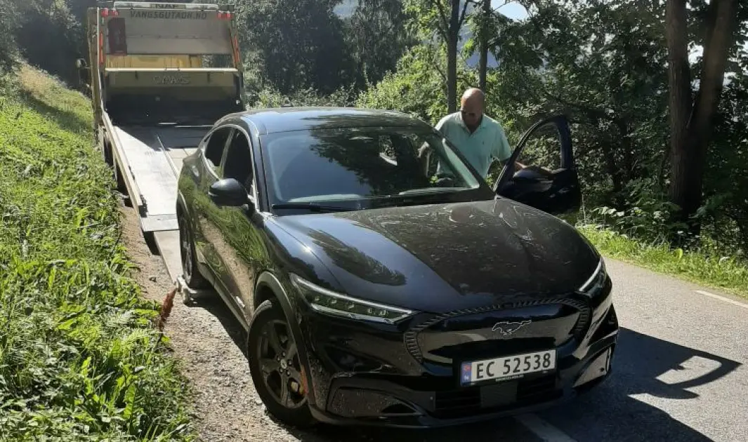 FULL STANS: Her blir Bjørn Slettvoll og hans Mustang Mach-E berget i Aurlandsdalen. FULL STANS: Her blir Bjørn Slettvoll og hans Mustang Mach-E berget i Aurlandsdalen.