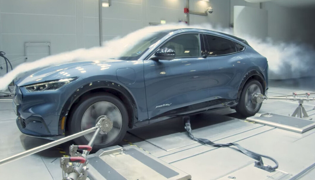 STADIG MER EKSTREMVÆR: Nye elbiler som Ford Mustang Mach-e (bildet), må testes for å tåle uvær, streng kulde og intens hete. Da er en værfabrikk grei å ha. STADIG MER EKSTREMVÆR: Nye elbiler som Ford Mustang Mach-e (bildet), må testes for å tåle uvær, streng kulde og intens hete. Da er en værfabrikk grei å ha.