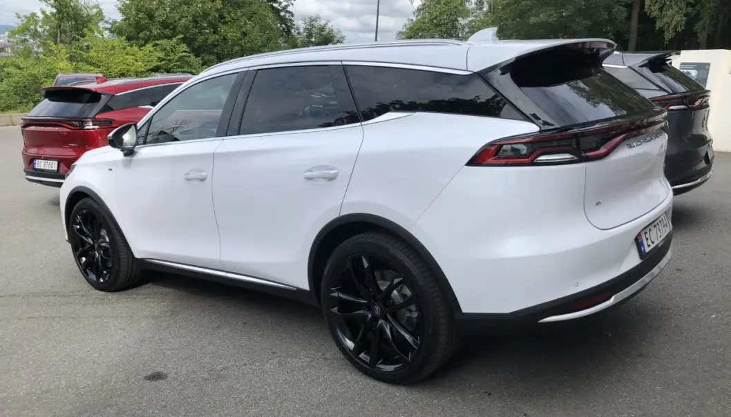 <span class=" font-weight-bold" data-lab-font_weight_desktop="font-weight-bold">ELEGANT: </span>BYD har tysk designsjef, og de europeiske trekkene går igjen i bilen. Høyden og de store overhengene foran og bak er godt kamuflert. <span class=" font-weight-bold" data-lab-font_weight_desktop="font-weight-bold">ELEGANT: </span>BYD har tysk designsjef, og de europeiske trekkene går igjen i bilen. Høyden og de store overhengene foran og bak er godt kamuflert.