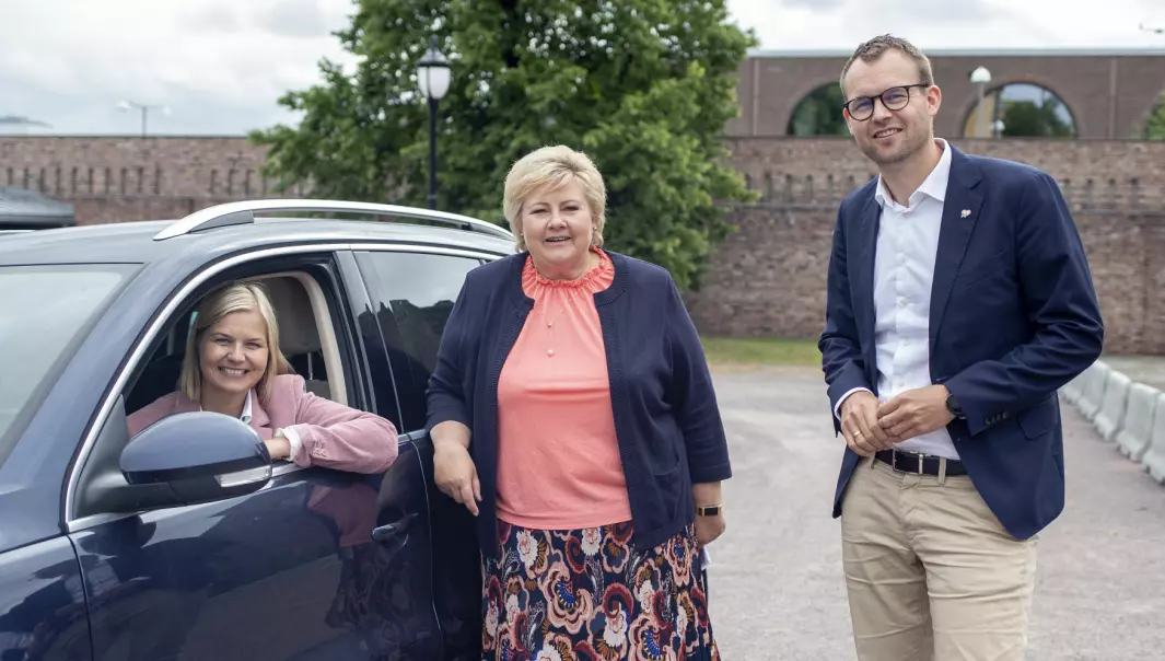 I REVERS: Venstre-leder Guri Melby, statsminister Erna Solberg (H) og KrF-leder Kjell Ingolf Ropstad lover at det ikke skal bli dyrere å kjøre bil på bygda dersom de vinner valget til høsten.