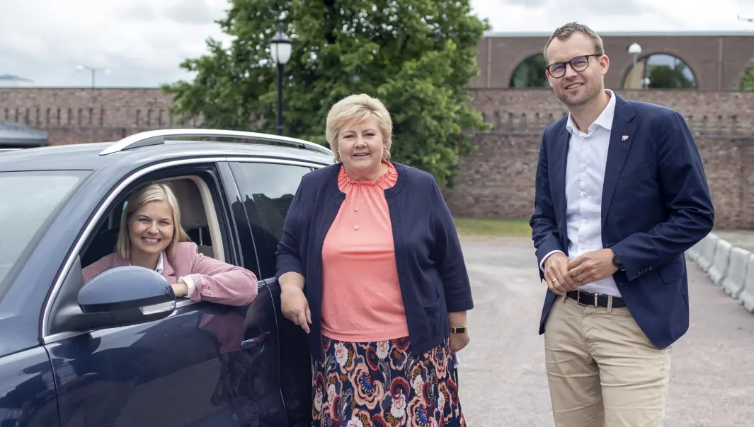 I REVERS: Venstre-leder Guri Melby, statsminister Erna Solberg (H) og KrF-leder Kjell Ingolf Ropstad lover at det ikke skal bli dyrere å kjøre bil på bygda dersom de vinner valget til høsten. I REVERS: Venstre-leder Guri Melby, statsminister Erna Solberg (H) og KrF-leder Kjell Ingolf Ropstad lover at det ikke skal bli dyrere å kjøre bil på bygda dersom de vinner valget til høsten.