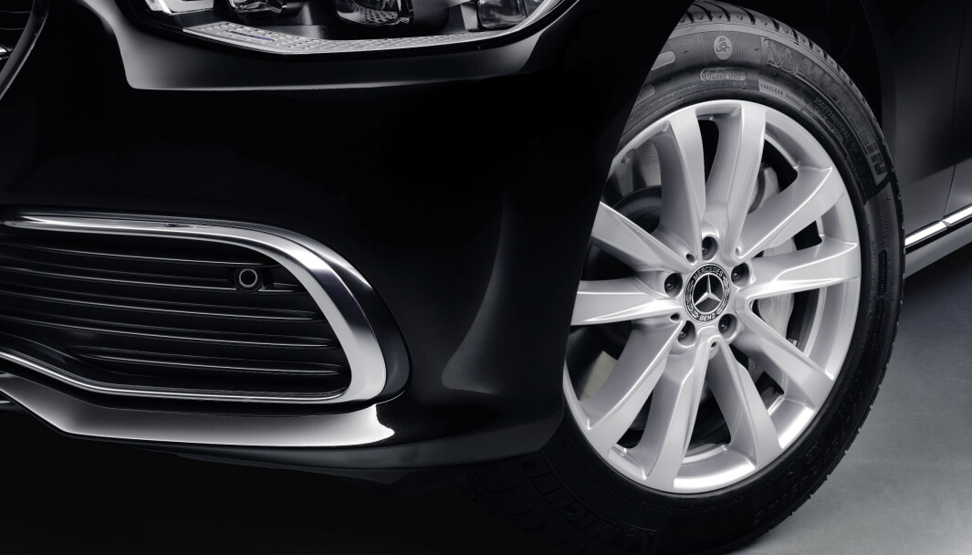 ACHTUNG: Ikke så bra å smelle hjulet ned i et hull i veien, hvis du skulle ratte rundt i en Mercedes S 680 Guard 4Matic, som du ser fronthjulet på her. ACHTUNG: Ikke så bra å smelle hjulet ned i et hull i veien, hvis du skulle ratte rundt i en Mercedes S 680 Guard 4Matic, som du ser fronthjulet på her.