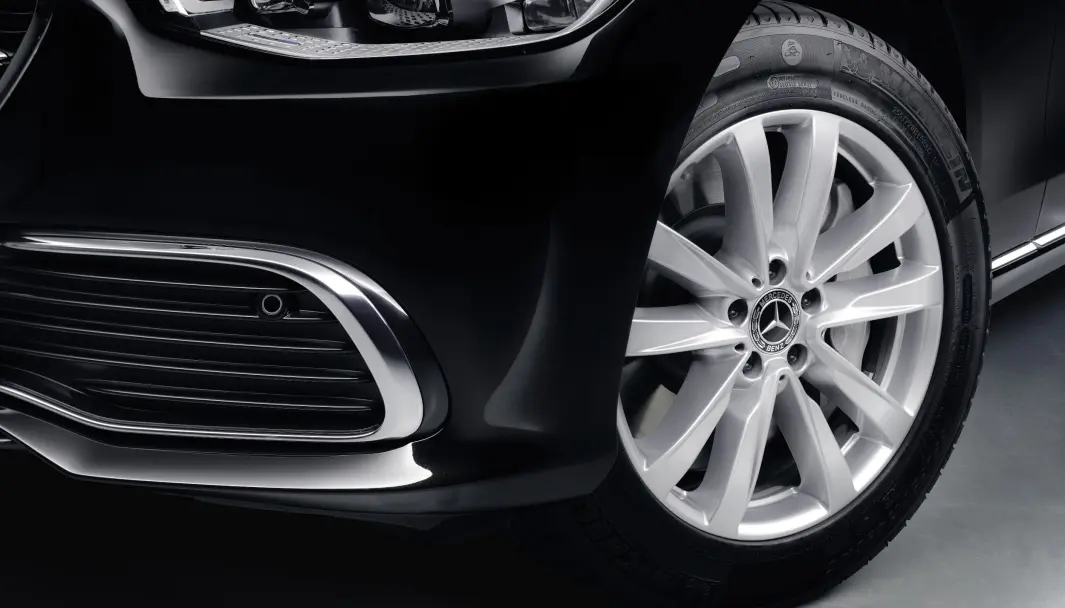 ACHTUNG: Ikke så bra å smelle hjulet ned i et hull i veien, hvis du skulle ratte rundt i en Mercedes S 680 Guard 4Matic, som du ser fronthjulet på her. ACHTUNG: Ikke så bra å smelle hjulet ned i et hull i veien, hvis du skulle ratte rundt i en Mercedes S 680 Guard 4Matic, som du ser fronthjulet på her.