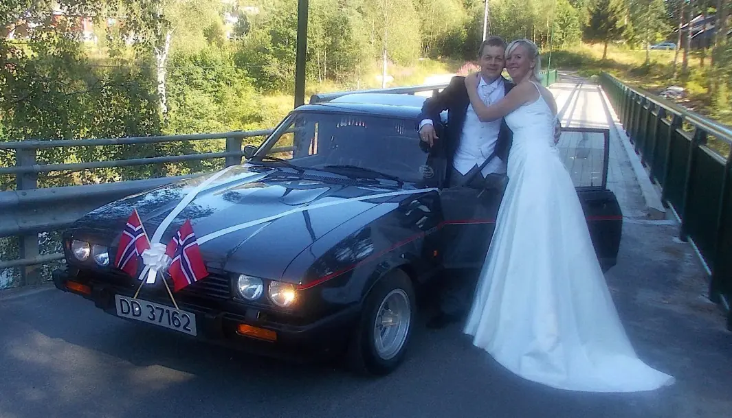 <span class="font-weight-bold" data-lab-font_weight_desktop="font-weight-bold">KJÆRLIGHETSBILEN</span>: Inge Lirhus er her nettopp gift med Sissel Møll Lirhus – og bryllupsbilen er hans Ford Capri. <span class="font-weight-bold" data-lab-font_weight_desktop="font-weight-bold">KJÆRLIGHETSBILEN</span>: Inge Lirhus er her nettopp gift med Sissel Møll Lirhus – og bryllupsbilen er hans Ford Capri.