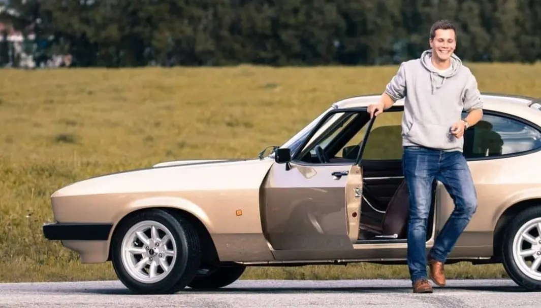 GULLBILEN: Sigurd Andreassen i Lillehammer skjøtter en tredje generasjon Ford Capri i lys gull. GULLBILEN: Sigurd Andreassen i Lillehammer skjøtter en tredje generasjon Ford Capri i lys gull.