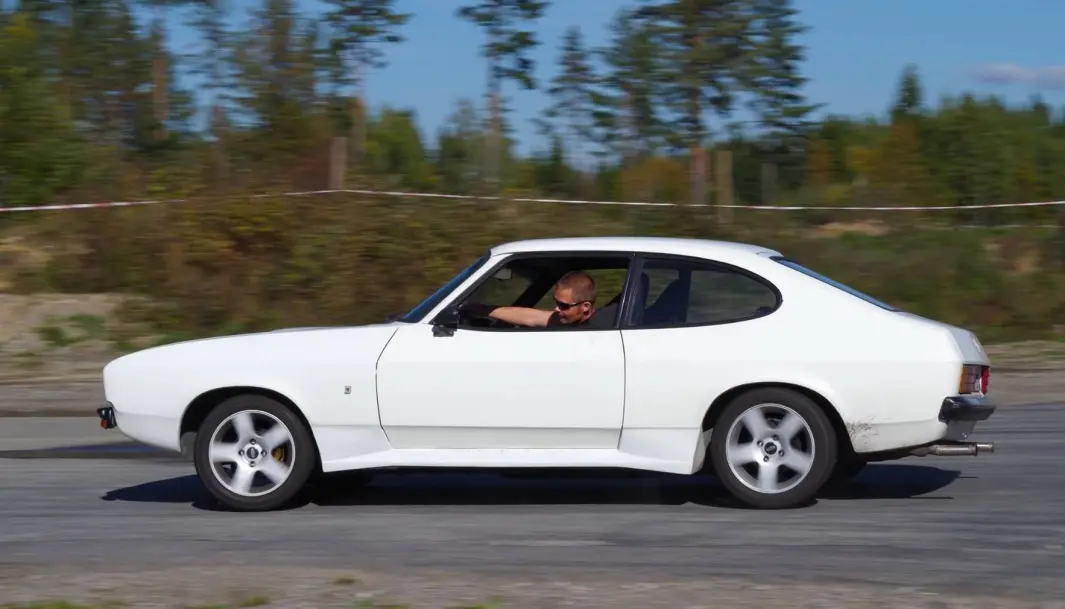 <span class="font-weight-bold" data-lab-font_weight_desktop="font-weight-bold">GARASJEBOMBE:</span> Rune Skiaker kjører her løp med en annen Capri enn den med ettermontert V8-motor han forteller om i artikkelen. <span class="font-weight-bold" data-lab-font_weight_desktop="font-weight-bold">GARASJEBOMBE:</span> Rune Skiaker kjører her løp med en annen Capri enn den med ettermontert V8-motor han forteller om i artikkelen.