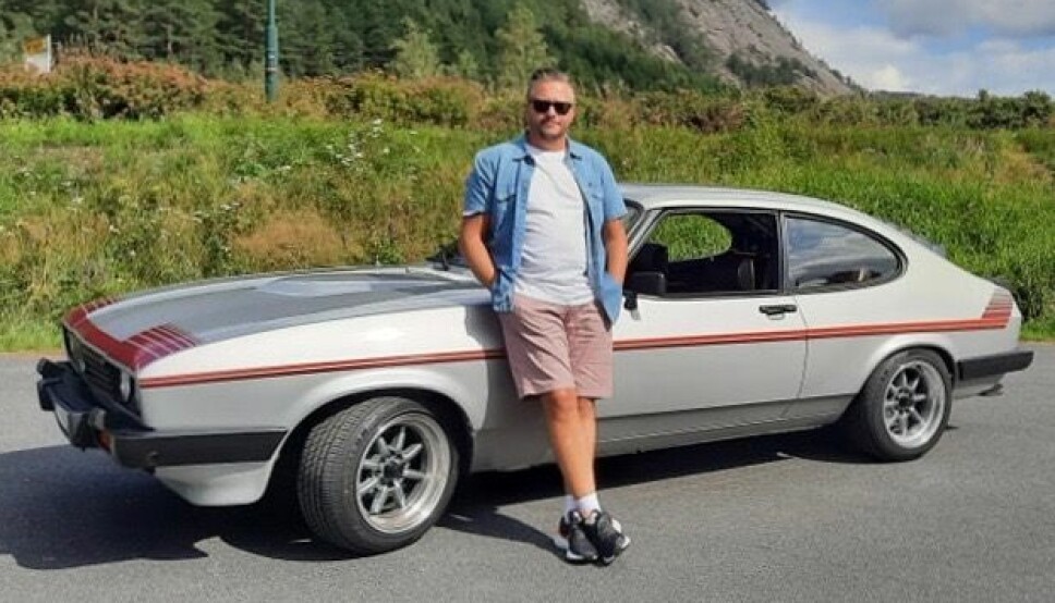 STRIPET OG KLAR: Tor Egil Egeland i Rogaland har en spesialutgave av Capri med fartsstriper rund baut – en modell som var en påminnelse om Fords meritter i motorsport.
