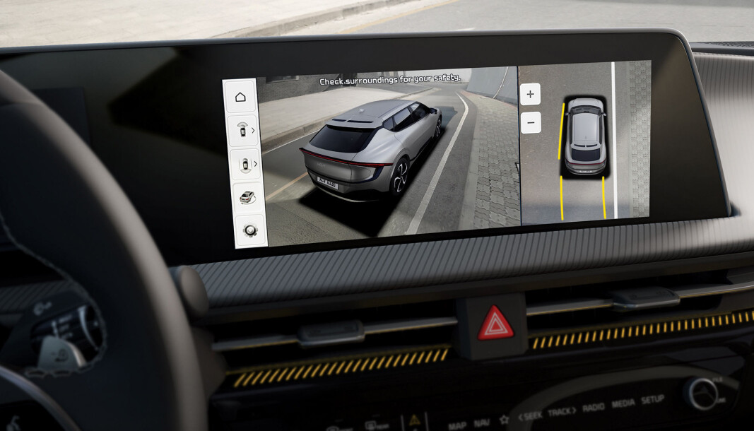 <span class=" font-weight-bold" data-lab-font_weight_desktop="font-weight-bold">360 GRADER: </span>På infotainmentskjermen får du full oversikt over bilen. Den kan også parkere seg selv, om ønskelig. <span class=" font-weight-bold" data-lab-font_weight_desktop="font-weight-bold">360 GRADER: </span>På infotainmentskjermen får du full oversikt over bilen. Den kan også parkere seg selv, om ønskelig.