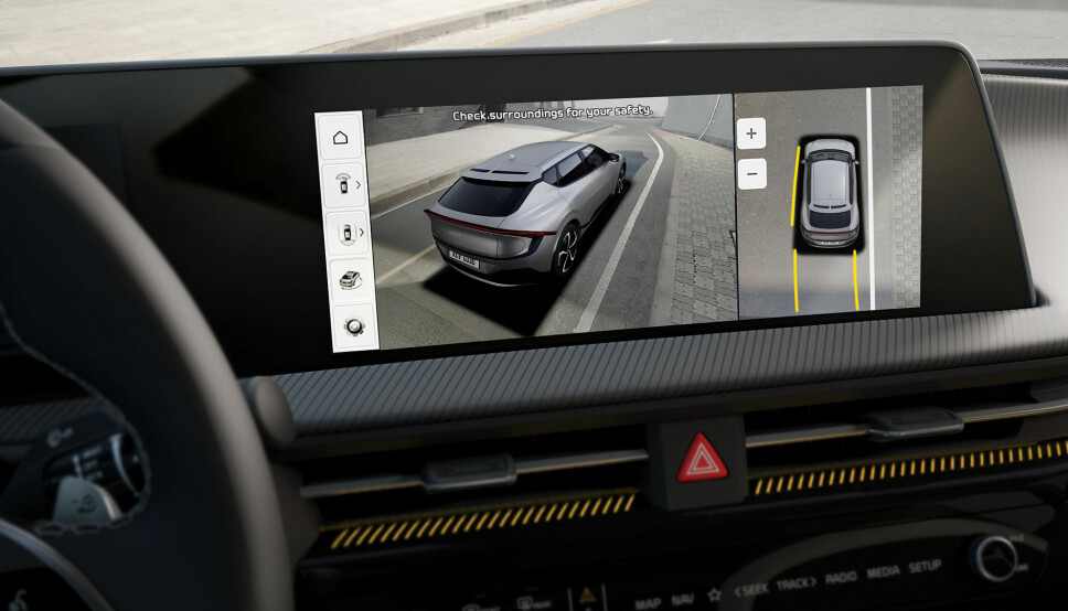 360 GRADER: På infotainmentskjermen får du full oversikt over bilen. Den kan også parkere seg selv, om ønskelig.
