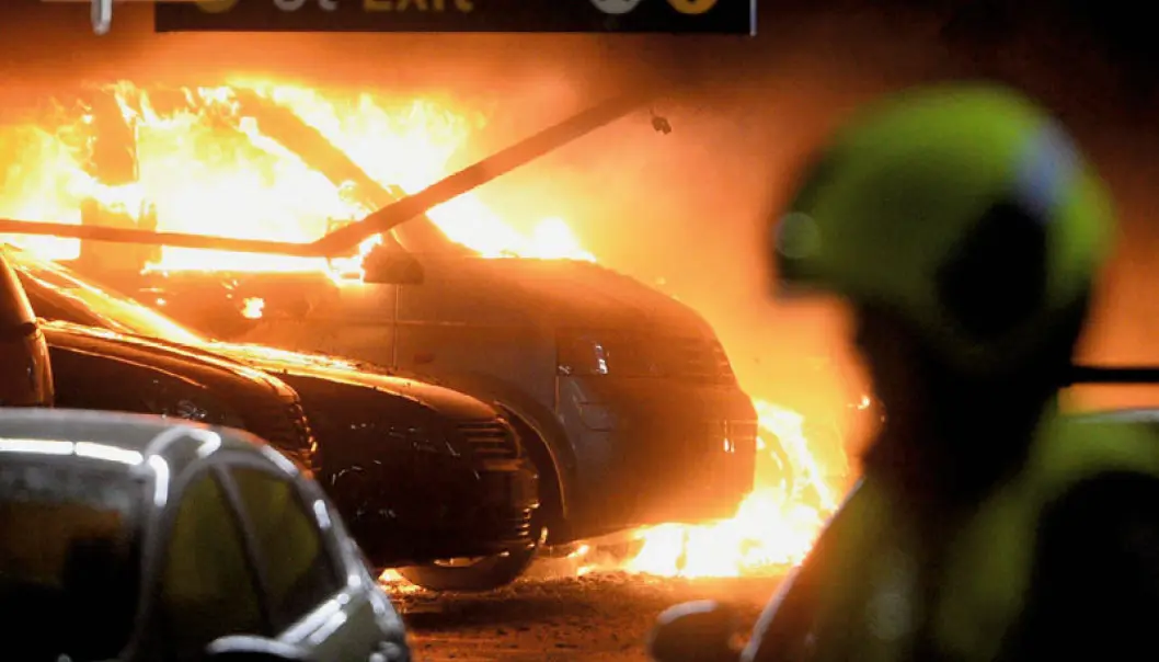 KRITISK: Når flammene først tar tak i en bil, er det krevende å slukke. KRITISK: Når flammene først tar tak i en bil, er det krevende å slukke.