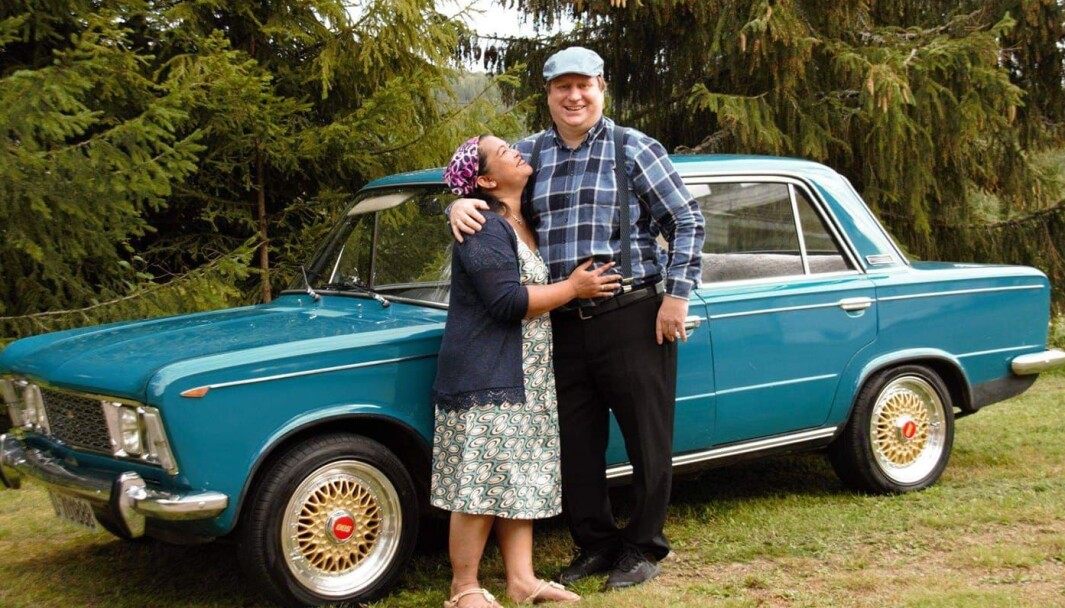 PAR I HJERTER: Somjit og Dag Erik Lindberg omfavner en Fiat 125 som duoen bruker til hyggeturer i Hedmark. Bilen er en arv som Dag Eriks oldefar kjøpte ny i 1969. PAR I HJERTER: Somjit og Dag Erik Lindberg omfavner en Fiat 125 som duoen bruker til hyggeturer i Hedmark. Bilen er en arv som Dag Eriks oldefar kjøpte ny i 1969.