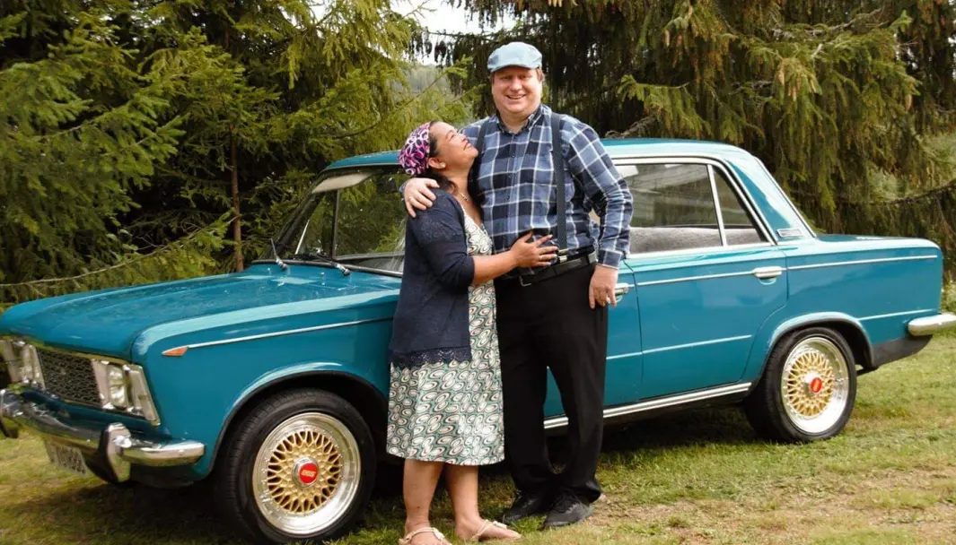 PAR I HJERTER: Somjit og Dag Erik Lindberg omfavner en Fiat 125 som duoen bruker til hyggeturer i Hedmark. Bilen er en arv som Dag Eriks oldefar kjøpte ny i 1969. PAR I HJERTER: Somjit og Dag Erik Lindberg omfavner en Fiat 125 som duoen bruker til hyggeturer i Hedmark. Bilen er en arv som Dag Eriks oldefar kjøpte ny i 1969.