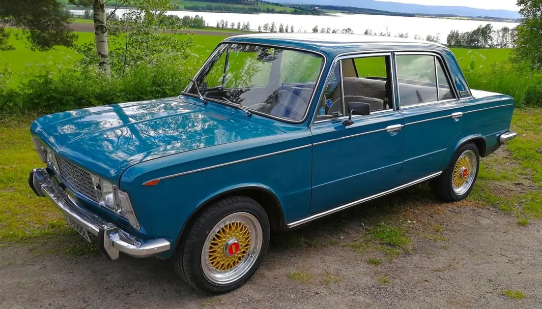 <span class="font-weight-bold" data-lab-font_weight_desktop="font-weight-bold">KJÆRLIGHETSVOGNEN: </span>Somjit og Dag Erik Lindberg finner felles glede i Fiat 125 – for å utforske nærområdene i Hedmark. <span class="font-weight-bold" data-lab-font_weight_desktop="font-weight-bold">KJÆRLIGHETSVOGNEN: </span>Somjit og Dag Erik Lindberg finner felles glede i Fiat 125 – for å utforske nærområdene i Hedmark.