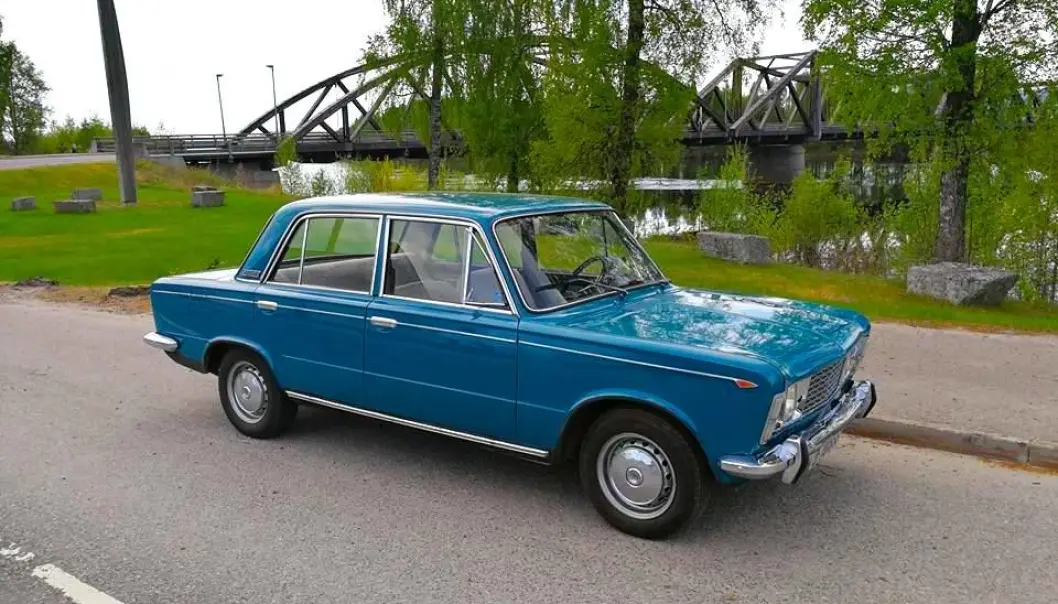 <span class="font-weight-bold" data-lab-font_weight_desktop="font-weight-bold">BROBYGGER: </span>Somjit og Dag Erik Lindbergs Fiat 125 er parkert ved Flisa bru, verdens lengste brubygg i treverk i sitt slag. Kommunen åpnet den i 2003, og den er bygget på fundamentet til den gamle stålbrua fra 1912. <span class="font-weight-bold" data-lab-font_weight_desktop="font-weight-bold">BROBYGGER: </span>Somjit og Dag Erik Lindbergs Fiat 125 er parkert ved Flisa bru, verdens lengste brubygg i treverk i sitt slag. Kommunen åpnet den i 2003, og den er bygget på fundamentet til den gamle stålbrua fra 1912.