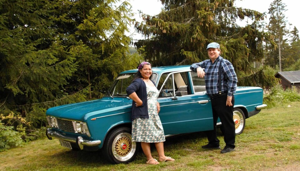 ITALIENSK KOS: Somjit og Dag Erik Lindberg kjører Fiat 125 fra 1969 som hans oldefar kjøpte ny hos Fiat-forhandleren på Kjellmyra i Hedmark, hvor paret – som har vært gift i over 20 år – også er bosatt.