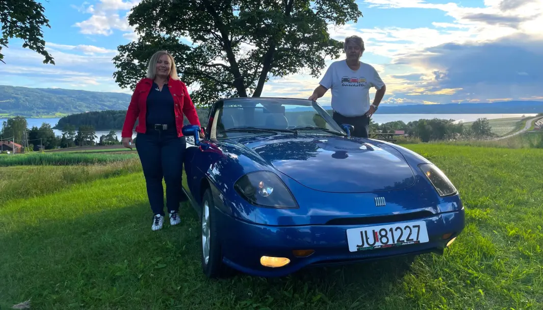 <span class="font-weight-bold" data-lab-font_weight_desktop="font-weight-bold">AMORS BILER:</span> Anne Kristin Aurstad Nordås og Jarle Nordås bodde i hver sion by og kjørte hver sin Fiat Barchetta. For 20 år siden oppsto varme følelser på et Fiat-treff – og etter kort tid pakket Jarle sin Barchetta og flyttet fra Bergen til Anne Kristin og Hønesfoss. <span class="font-weight-bold" data-lab-font_weight_desktop="font-weight-bold">AMORS BILER:</span> Anne Kristin Aurstad Nordås og Jarle Nordås bodde i hver sion by og kjørte hver sin Fiat Barchetta. For 20 år siden oppsto varme følelser på et Fiat-treff – og etter kort tid pakket Jarle sin Barchetta og flyttet fra Bergen til Anne Kristin og Hønesfoss.