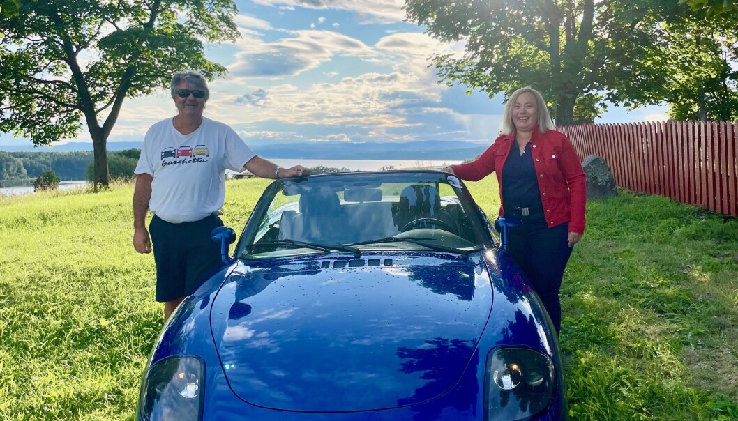 <span class="font-weight-bold" data-lab-font_weight_desktop="font-weight-bold">FIAT-BLINK: </span>Anne Kristin Aurstad Nordås og Jarle Nordås takker Fiat Barchetta for at de har vært et par i 20 år. I 2001 møttes de tilfeldig på Fiat-treff i Lærdal i Sogn med hver sin Barchetta – og resten er historie. <span class="font-weight-bold" data-lab-font_weight_desktop="font-weight-bold">FIAT-BLINK: </span>Anne Kristin Aurstad Nordås og Jarle Nordås takker Fiat Barchetta for at de har vært et par i 20 år. I 2001 møttes de tilfeldig på Fiat-treff i Lærdal i Sogn med hver sin Barchetta – og resten er historie.