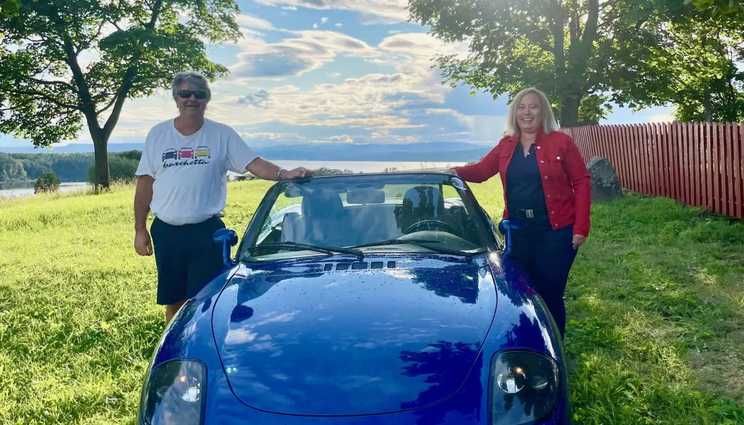 <span class="font-weight-bold" data-lab-font_weight_desktop="font-weight-bold">FIAT-BLINK: </span>Anne Kristin Aurstad Nordås og Jarle Nordås takker Fiat Barchetta for at de har vært et par i 20 år. I 2001 møttes de tilfeldig på Fiat-treff i Lærdal i Sogn med hver sin Barchetta – og resten er historie. <span class="font-weight-bold" data-lab-font_weight_desktop="font-weight-bold">FIAT-BLINK: </span>Anne Kristin Aurstad Nordås og Jarle Nordås takker Fiat Barchetta for at de har vært et par i 20 år. I 2001 møttes de tilfeldig på Fiat-treff i Lærdal i Sogn med hver sin Barchetta – og resten er historie.