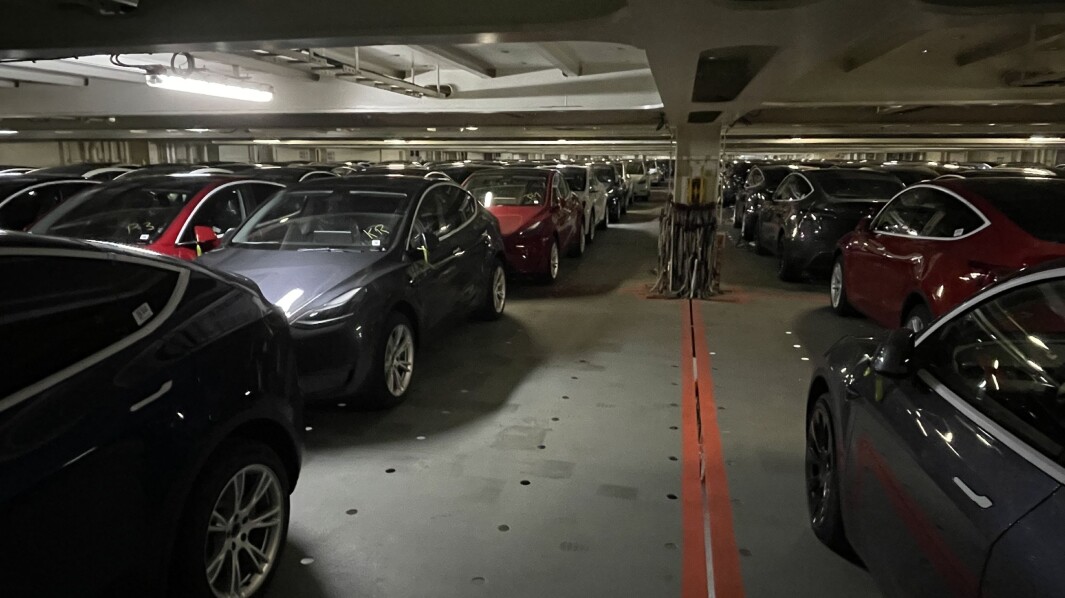VELKOMMEN TIL NORGE: Fra et av dekkene på et av de store bilskipene som kom til Norge i høst. VELKOMMEN TIL NORGE: Fra et av dekkene på et av de store bilskipene som kom til Norge i høst.