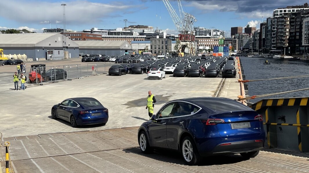 TIL TOPPS: Tesla er tilbake på salgstoppen etter adskillige båtlass med nye biler i september. TIL TOPPS: Tesla er tilbake på salgstoppen etter adskillige båtlass med nye biler i september.