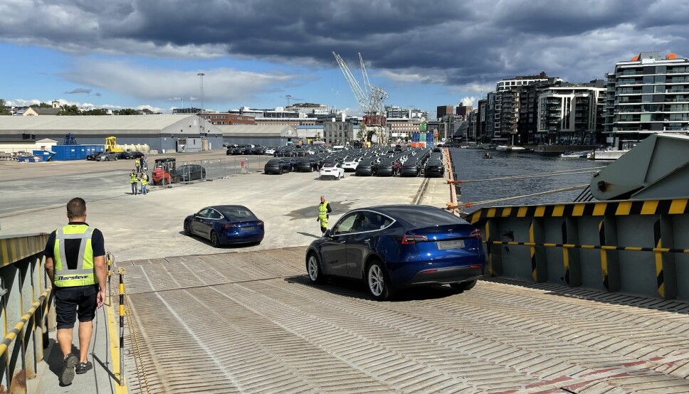 ELBIL-LANDET: Den første båtforsendelsen med Tesla Model Y kom til Oslo fredag.
