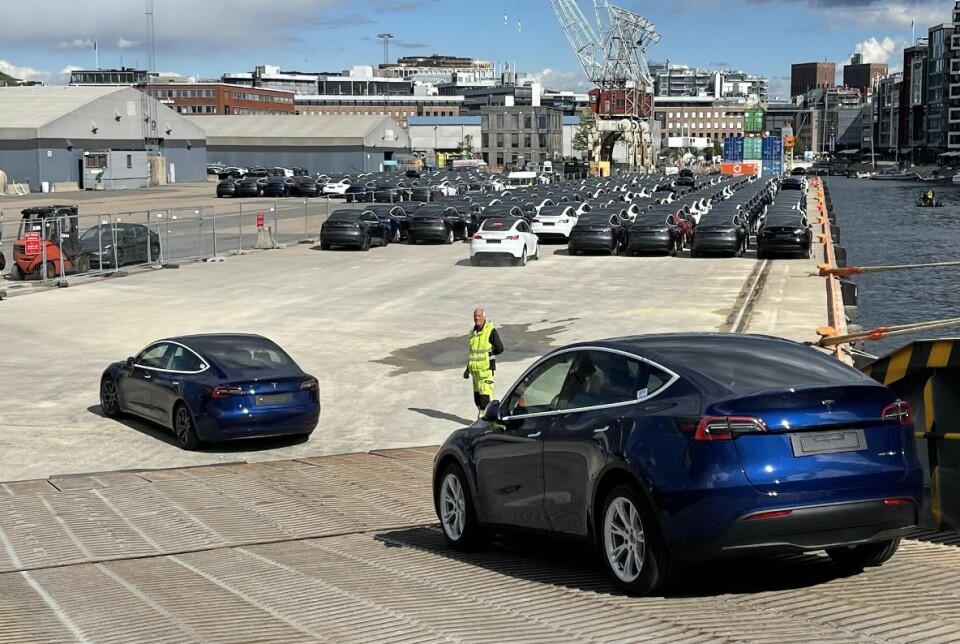 PÅ LØPENDE BÅND: Bildet viser Teslaer som ankommer Norge. Fellesforbundet vil hindre at biler fraktes fra Norge til svenske kunder.