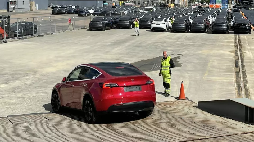 LØNNSOMME PRODUKTER: Bildet er tatt 20. august i fjor, da de første av disse – Tesla Model Y – kom til Norge.