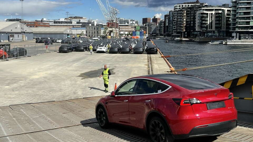 PRISDUMPET: Her er de aller første eksemplarene av Tesla Model Y i Norge på vei ut av båten.