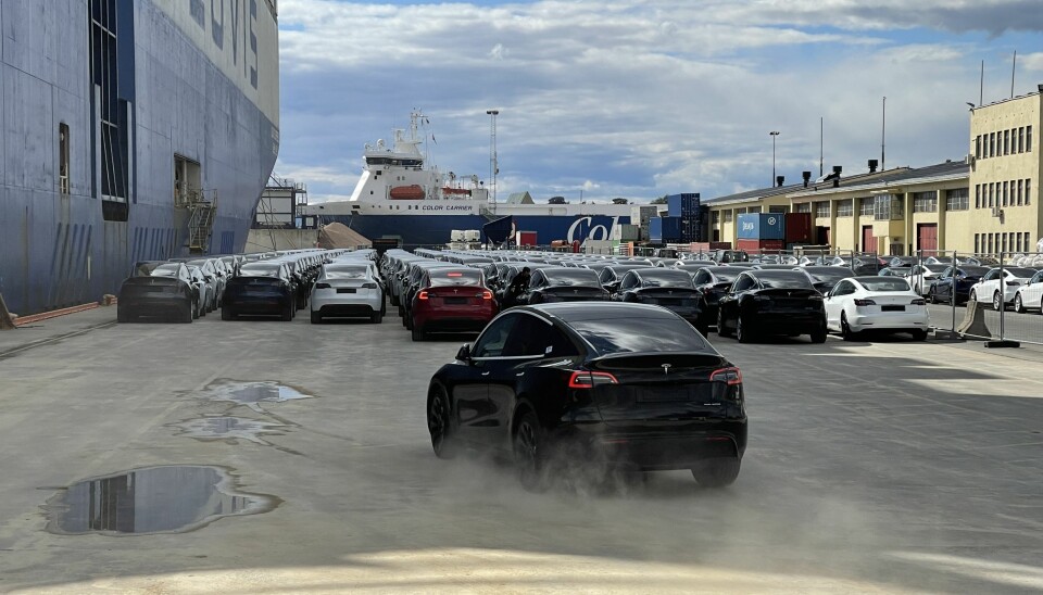 RUSH: Det er full kork i bilhavnene, spesielt i Drammen, dit 70 prosent av bilene kommer. Norges mest solgte bil, Tesla Model Y, er blant dem (bildet er fra dagen de aller første bilene kom til Norge).