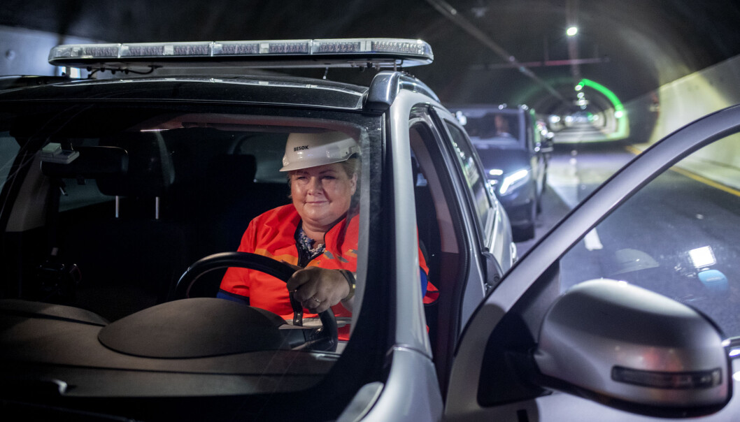 KJØRER SELV: Statsminister Erna Solberg (H) fikk låne bil av Statens vegvesen da hun skulle testkjøre den nye tunnelen på E39 Svegatjørn–Rådal. KJØRER SELV: Statsminister Erna Solberg (H) fikk låne bil av Statens vegvesen da hun skulle testkjøre den nye tunnelen på E39 Svegatjørn–Rådal.
