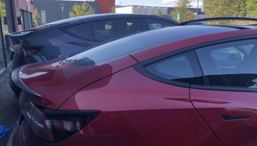 <span class=" font-weight-bold" data-lab-font_weight_desktop="font-weight-bold">HØYDEFORSKJELL:</span> Model 3 (foran) er synlig lavere når man stiller den ved siden av en Model Y. Forskjellen på bilene er større i praksis enn på papiret. <span class=" font-weight-bold" data-lab-font_weight_desktop="font-weight-bold">HØYDEFORSKJELL:</span> Model 3 (foran) er synlig lavere når man stiller den ved siden av en Model Y. Forskjellen på bilene er større i praksis enn på papiret.