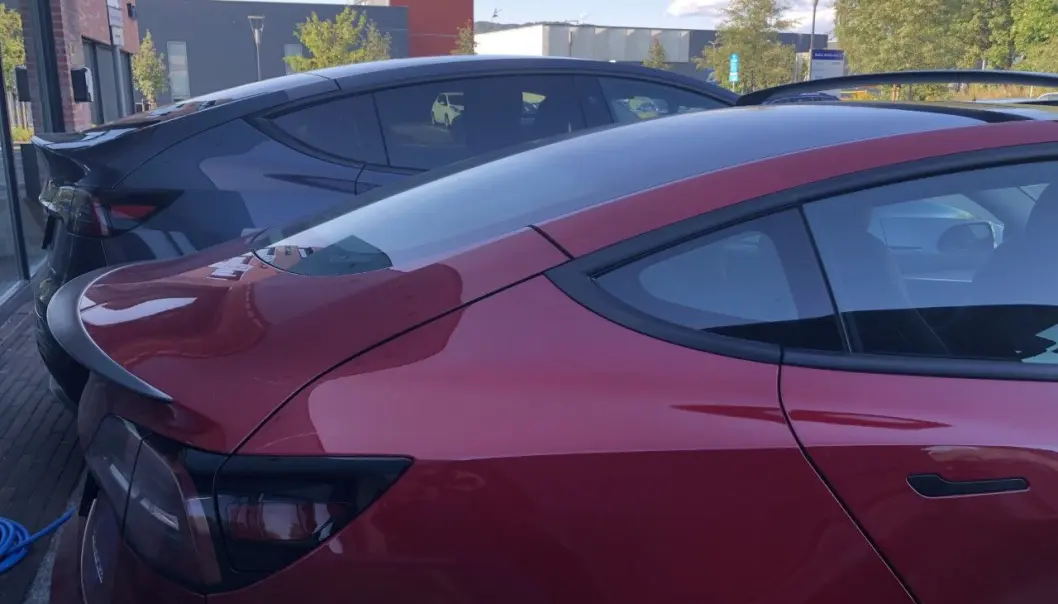 <span class=" font-weight-bold" data-lab-font_weight_desktop="font-weight-bold">HØYDEFORSKJELL:</span> Model 3 (foran) er synlig lavere når man stiller den ved siden av en Model Y. Forskjellen på bilene er større i praksis enn på papiret. <span class=" font-weight-bold" data-lab-font_weight_desktop="font-weight-bold">HØYDEFORSKJELL:</span> Model 3 (foran) er synlig lavere når man stiller den ved siden av en Model Y. Forskjellen på bilene er større i praksis enn på papiret.
