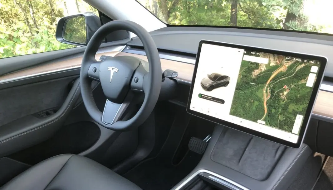<span class=" font-weight-bold" data-lab-font_weight_desktop="font-weight-bold">IDENTISK: </span>Førermiljøet i Model Y og Model 3 er helt likt, og det er bra. Etter litt tid her, blir alle andre biler gammeldagse. Funksjonaliteten er svært høy og logisk, og det er herlig med de to ladeplatene til mobilen rett under skjermen. <span class=" font-weight-bold" data-lab-font_weight_desktop="font-weight-bold">IDENTISK: </span>Førermiljøet i Model Y og Model 3 er helt likt, og det er bra. Etter litt tid her, blir alle andre biler gammeldagse. Funksjonaliteten er svært høy og logisk, og det er herlig med de to ladeplatene til mobilen rett under skjermen.