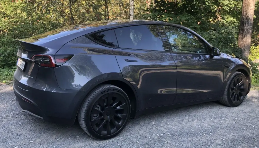 <span class=" font-weight-bold" data-lab-font_weight_desktop="font-weight-bold">ROMSLIGERE: </span>Det er mest fra denne vinkelen man ser at Model Y har mer høyde og plass. Det er mulig å bestille bilen som sjuseter, men har man ikke det fraktbehovet, så er det nok lurere å prioritere bagasjeplass. <span class=" font-weight-bold" data-lab-font_weight_desktop="font-weight-bold">ROMSLIGERE: </span>Det er mest fra denne vinkelen man ser at Model Y har mer høyde og plass. Det er mulig å bestille bilen som sjuseter, men har man ikke det fraktbehovet, så er det nok lurere å prioritere bagasjeplass.