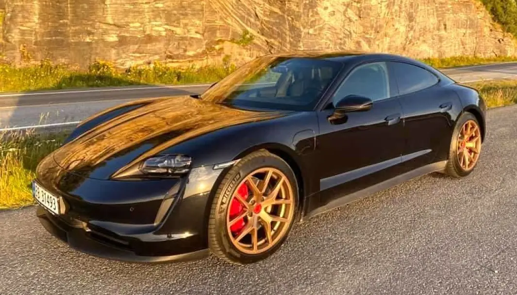<span class="font-weight-bold" data-lab-font_weight_desktop="font-weight-bold">FELG I SOLNEDGANG: </span>Porsche Taycan-elsker Johan Andreas Furebotten mener småfrekke gullfelger på langt nær kompenserer for tradisjonell, sort karosserifarge. <span class="font-weight-bold" data-lab-font_weight_desktop="font-weight-bold">FELG I SOLNEDGANG: </span>Porsche Taycan-elsker Johan Andreas Furebotten mener småfrekke gullfelger på langt nær kompenserer for tradisjonell, sort karosserifarge.