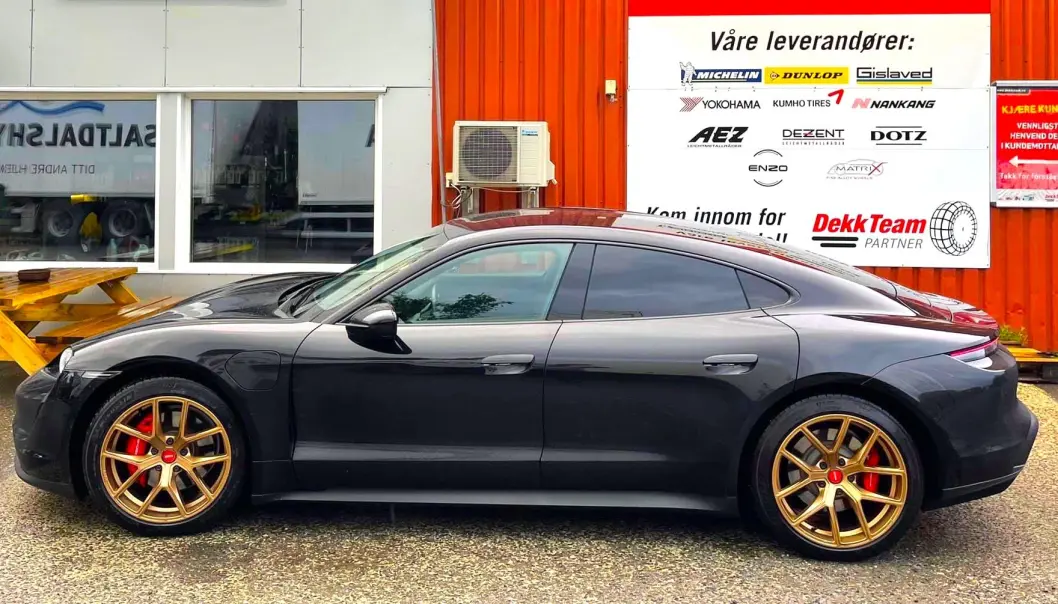 <span class="font-weight-bold" data-lab-font_weight_desktop="font-weight-bold">RACINGFARGET:</span> Johan Andreas Furebotten stiller med sin elektriske Porsche Taycan på Porsches egne løpsdager for kunder og andre interesserte. <span class="font-weight-bold" data-lab-font_weight_desktop="font-weight-bold">RACINGFARGET:</span> Johan Andreas Furebotten stiller med sin elektriske Porsche Taycan på Porsches egne løpsdager for kunder og andre interesserte.