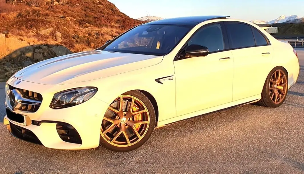 <span class="font-weight-bold" data-lab-font_weight_desktop="font-weight-bold">GULLEGOD: </span>Eiendomsutvikler Paul Groven fotograferer gjerne sin Mercedes i kveldsola ved Atlanterhavsvegen i Møre og Romsdal. <span class="font-weight-bold" data-lab-font_weight_desktop="font-weight-bold">GULLEGOD: </span>Eiendomsutvikler Paul Groven fotograferer gjerne sin Mercedes i kveldsola ved Atlanterhavsvegen i Møre og Romsdal.