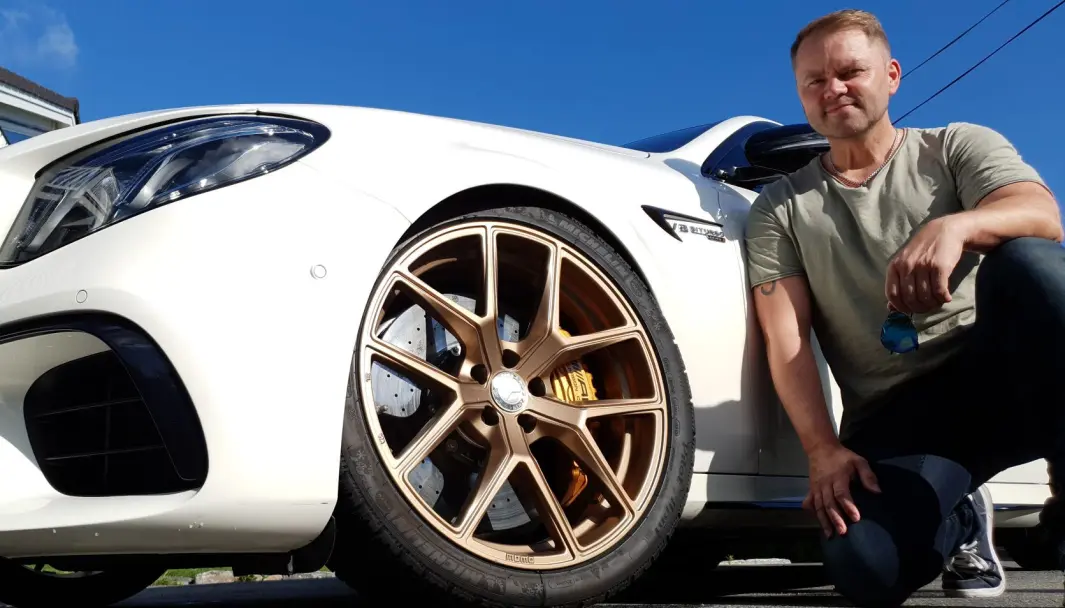GYLNE TIDER: Eiendomsutvikler Paul Groven har gitt sin Mercedes AMG E63S V8 Biturbo med 612 hester den gylne detaljen han synes gir det lille ekstra. GYLNE TIDER: Eiendomsutvikler Paul Groven har gitt sin Mercedes AMG E63S V8 Biturbo med 612 hester den gylne detaljen han synes gir det lille ekstra.