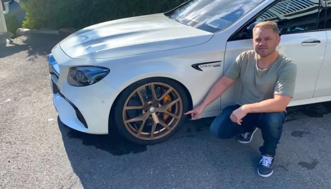 <span class="font-weight-bold" data-lab-font_weight_desktop="font-weight-bold">PEKELEKEN: </span>Paul Groven peker på en ny, norsk trend hvor gullfargede felger blir stadig mer populær. Her med sin Mercedes AMG E63 V8 BiTurbo. <span class="font-weight-bold" data-lab-font_weight_desktop="font-weight-bold">PEKELEKEN: </span>Paul Groven peker på en ny, norsk trend hvor gullfargede felger blir stadig mer populær. Her med sin Mercedes AMG E63 V8 BiTurbo.