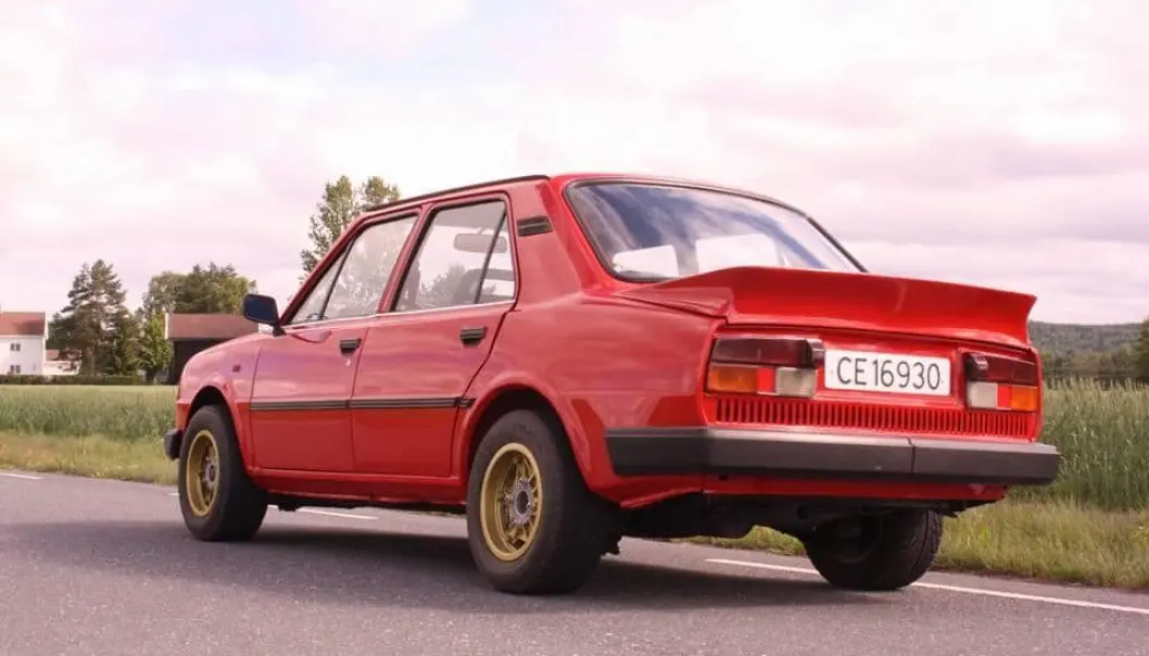 <span class="font-weight-bold" data-lab-font_weight_desktop="font-weight-bold">PRAHA-FORGYLLING</span>: Jan Petter Haugland lar innimellom hans andre Skoda, en 120 sedan, få låne gullskoene til søstra, 130RS. <span class="font-weight-bold" data-lab-font_weight_desktop="font-weight-bold">PRAHA-FORGYLLING</span>: Jan Petter Haugland lar innimellom hans andre Skoda, en 120 sedan, få låne gullskoene til søstra, 130RS.