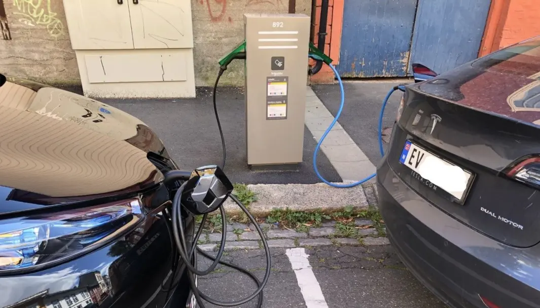BILLIG: Her lader en Renault Zoe og en Tesla billig på Kampen i Oslo. For Renaulten er ladingen ekstra rimelig. BILLIG: Her lader en Renault Zoe og en Tesla billig på Kampen i Oslo. For Renaulten er ladingen ekstra rimelig.