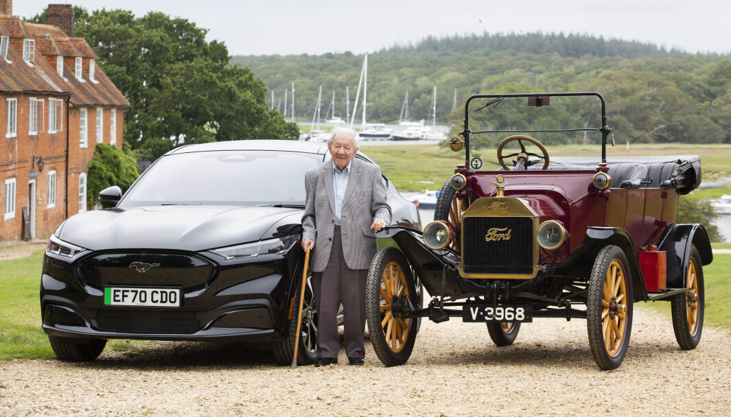 VANSKELIG VALG? Ford-lojalisten Harold Baggott mellom en Mustang Mach-E og Model T. VANSKELIG VALG? Ford-lojalisten Harold Baggott mellom en Mustang Mach-E og Model T.