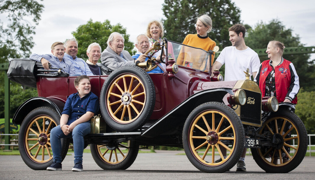 <span class="font-weight-bold" data-lab-font_weight_desktop="font-weight-bold">FIRE GENERASJONER:</span> Familien Baggott med far sjøl bak rattet på en 1915-utgave av Model T fra Fords egen samling. <span class="font-weight-bold" data-lab-font_weight_desktop="font-weight-bold">FIRE GENERASJONER:</span> Familien Baggott med far sjøl bak rattet på en 1915-utgave av Model T fra Fords egen samling.