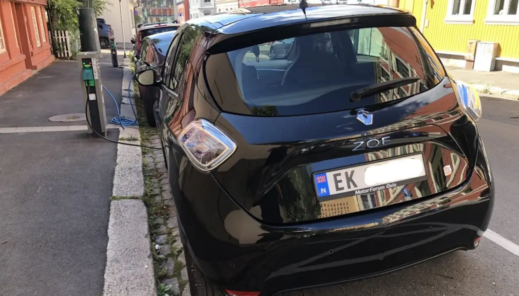 IKKE LAVE: Her lader en Renault Zoe for noen øre kilowatten. Men generelt er ladeprisene i Oslo ikke lave, mener kommunen. IKKE LAVE: Her lader en Renault Zoe for noen øre kilowatten. Men generelt er ladeprisene i Oslo ikke lave, mener kommunen.