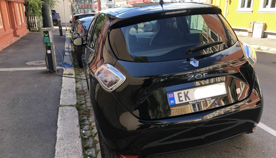 IKKE LAVE: Her lader en Renault Zoe for noen øre kilowatten. Men generelt er ladeprisene i Oslo ikke lave, mener kommunen.