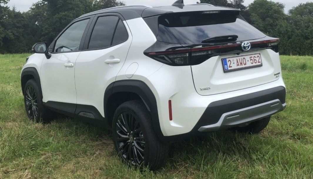 <span class=" font-weight-bold" data-lab-font_weight_desktop="font-weight-bold">MYE NYTT: </span>Yaris Cross har få likheter med den Yarisen vi kjenner. Bakfra minner den mer om langt større RAV4. <span class=" font-weight-bold" data-lab-font_weight_desktop="font-weight-bold">MYE NYTT: </span>Yaris Cross har få likheter med den Yarisen vi kjenner. Bakfra minner den mer om langt større RAV4.