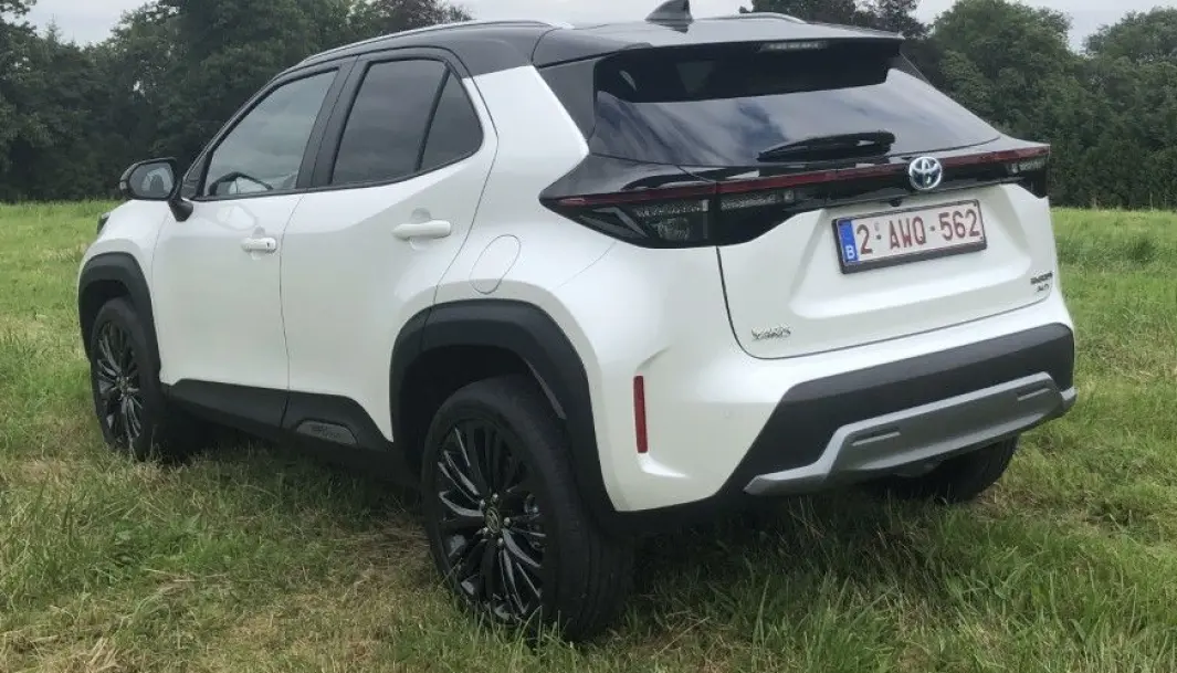 <span class=" font-weight-bold" data-lab-font_weight_desktop="font-weight-bold">MYE NYTT: </span>Yaris Cross har få likheter med den Yarisen vi kjenner. Bakfra minner den mer om langt større RAV4. <span class=" font-weight-bold" data-lab-font_weight_desktop="font-weight-bold">MYE NYTT: </span>Yaris Cross har få likheter med den Yarisen vi kjenner. Bakfra minner den mer om langt større RAV4.