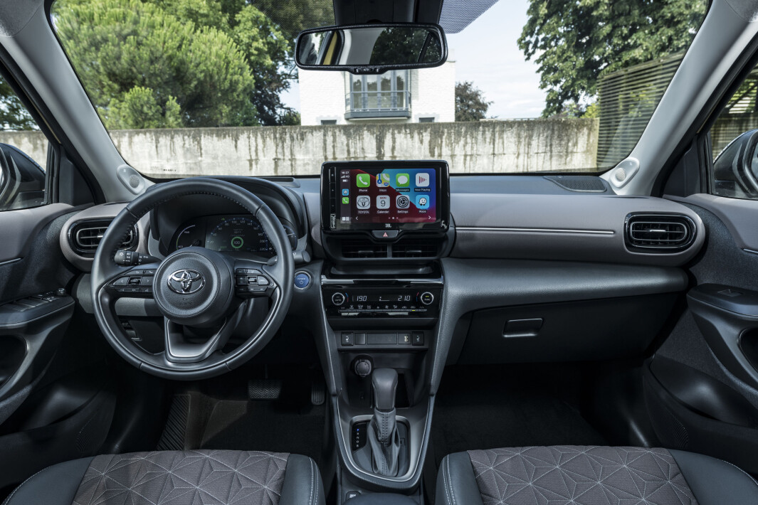<span class="font-weight-bold" data-lab-font_weight_desktop="font-weight-bold">LIKT:</span> Innvendig er Yaris Cross omtrent som dagens Yaris, men selve instrumenteringen og instrumenthuset er litt annerledes. I tillegg er midtkonsollen høyere. <span class="font-weight-bold" data-lab-font_weight_desktop="font-weight-bold">LIKT:</span> Innvendig er Yaris Cross omtrent som dagens Yaris, men selve instrumenteringen og instrumenthuset er litt annerledes. I tillegg er midtkonsollen høyere.