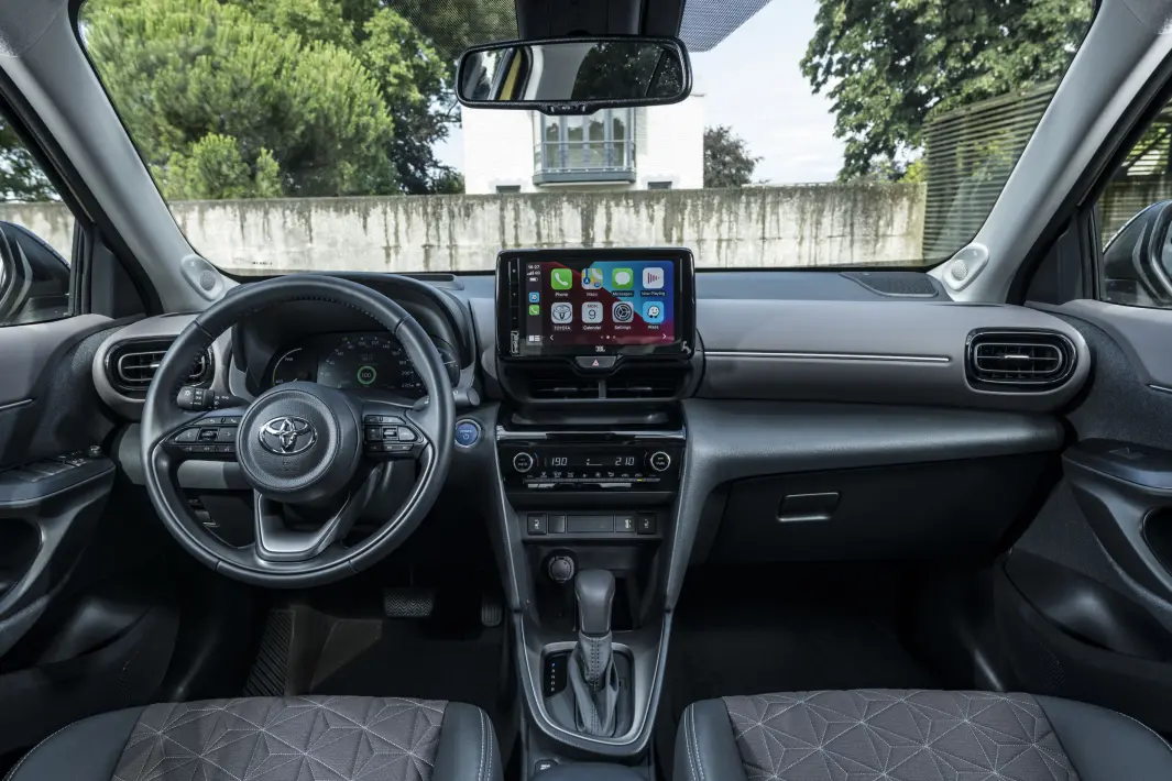<span class="font-weight-bold" data-lab-font_weight_desktop="font-weight-bold">LIKT:</span> Innvendig er Yaris Cross omtrent som dagens Yaris, men selve instrumenteringen og instrumenthuset er litt annerledes. I tillegg er midtkonsollen høyere. <span class="font-weight-bold" data-lab-font_weight_desktop="font-weight-bold">LIKT:</span> Innvendig er Yaris Cross omtrent som dagens Yaris, men selve instrumenteringen og instrumenthuset er litt annerledes. I tillegg er midtkonsollen høyere.